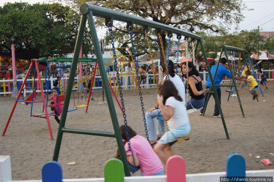 Детская площадка на площади Ривас, Никарагуа