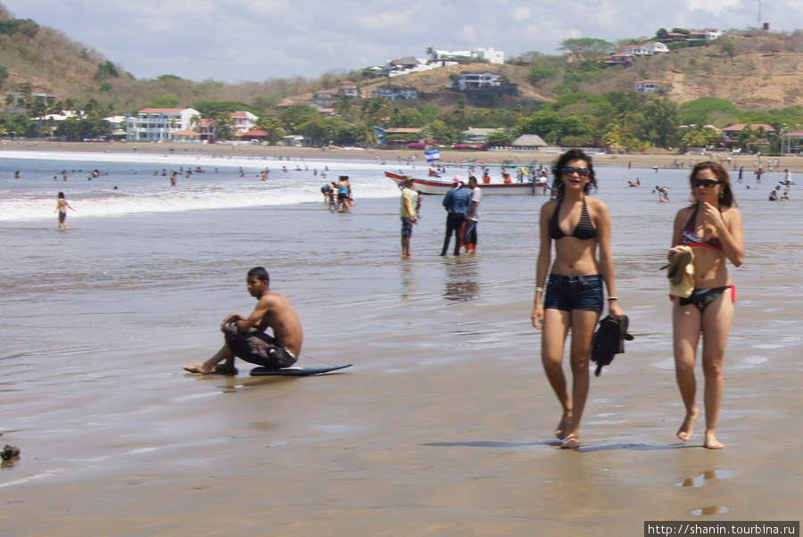 Девушки на пляже Сан-Хуан-дель-Сур, Никарагуа