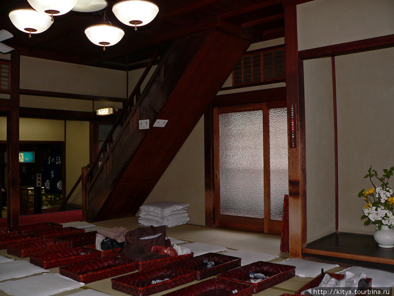 Здесь все раздеваются, складывают одежду и вещи в корзины на полу, и переодеваются в банные кимоно, чтобы пройти в ванны. Мацуяма, Япония