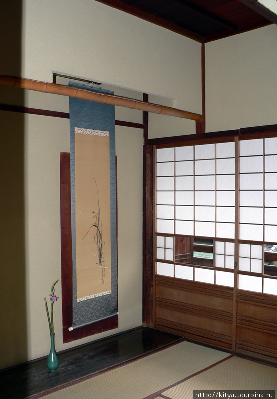 Интерьеры здания. Там куча коридоров и разных комнат, настоящий лабиринт. Мацуяма, Япония