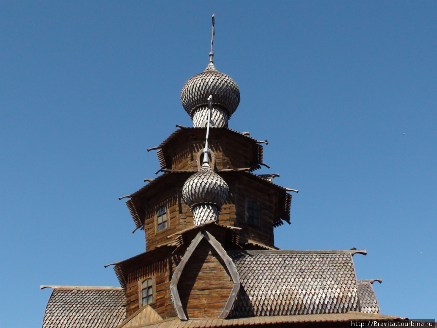 Преображенская церковь в Музее деревянного зодчества. Построена в 1756 году, привезена из села Козлятьево. Суздаль, Россия