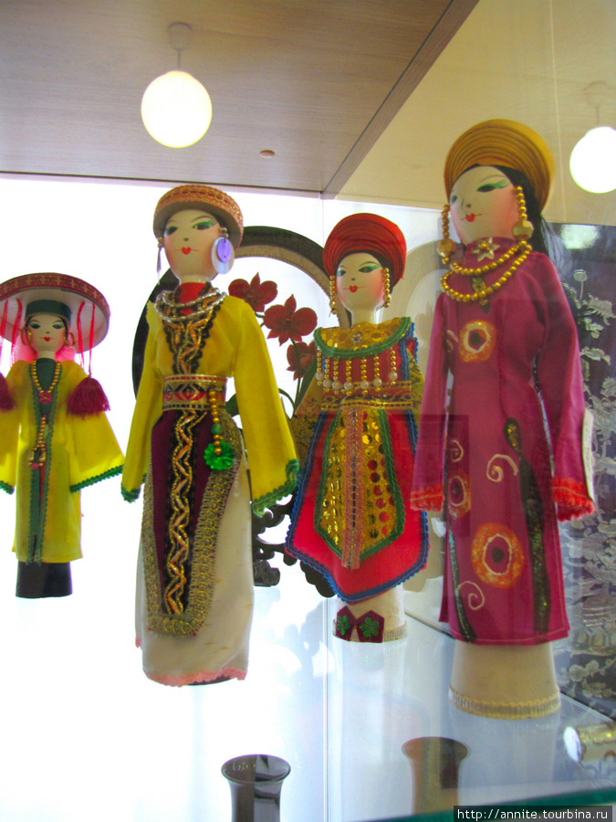 Вьетнам. Куклы в национальных костюмах. Россия