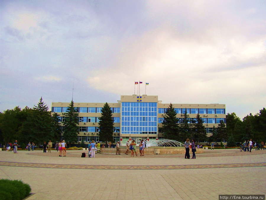 Площадь перед администрацией Витязево, Россия