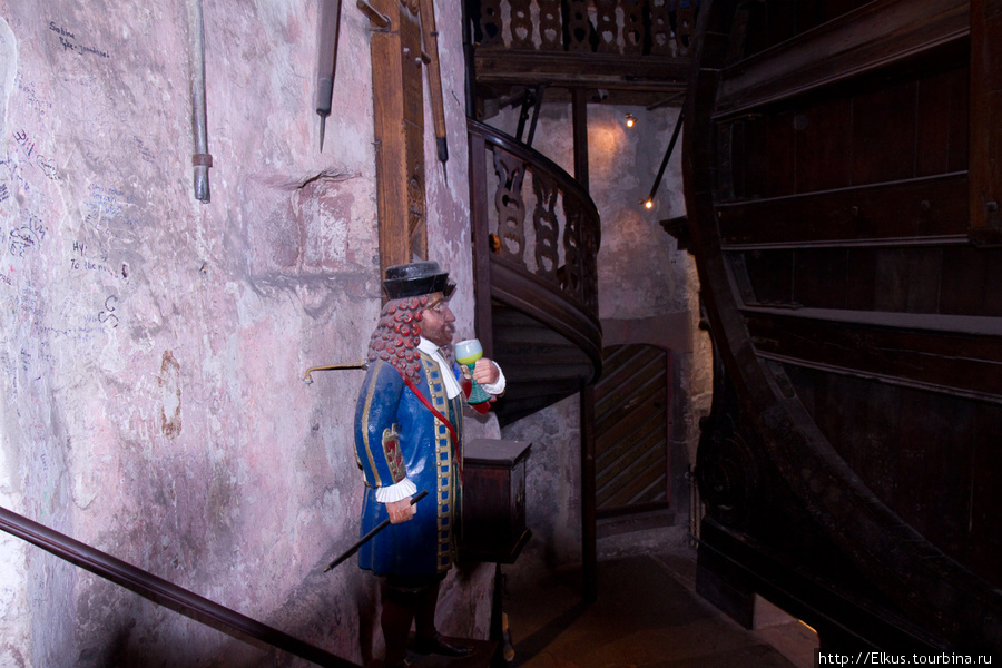 А это фигура карлика у бочки в замке Гейдельберг, Германия