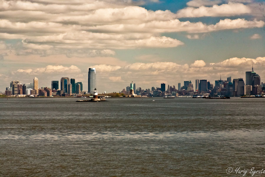 Слева видно Нью Джерси, справа — Манхеттена, а по центру — Статую Свободы. Нью-Йорк, CША