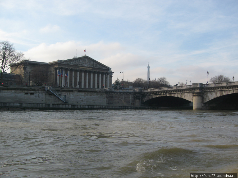 Мутные воды Сены. Париж, Франция