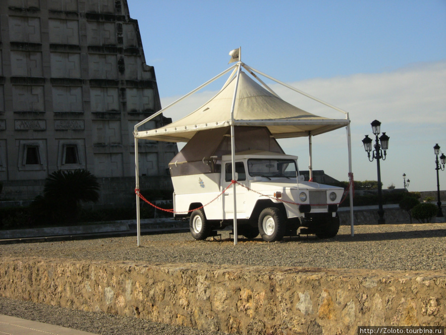 Папа-мобиль. Когда Доминикану посещал Иоанн Павел II, то он передвигался на этом автомобиле, в память о событии поставили машину на вечную стоянку. Доминиканская Республика