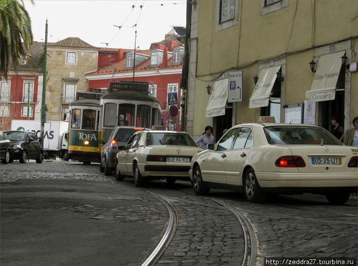 Типичная картинка. Два трамвая упёрлись друг в друга на одноколейном участке, а вслед уже выстроилась очередь из автомобилей Лиссабон, Португалия