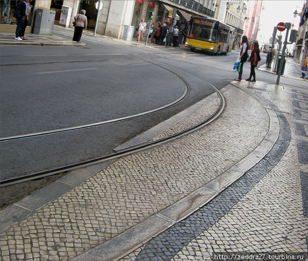 Это уже в нижнем городе. Вот такой финт ушами, пришлось сделать, оттяпать часть пешеходной дорожки, чтобы трамвай смог вывернуть Лиссабон, Португалия