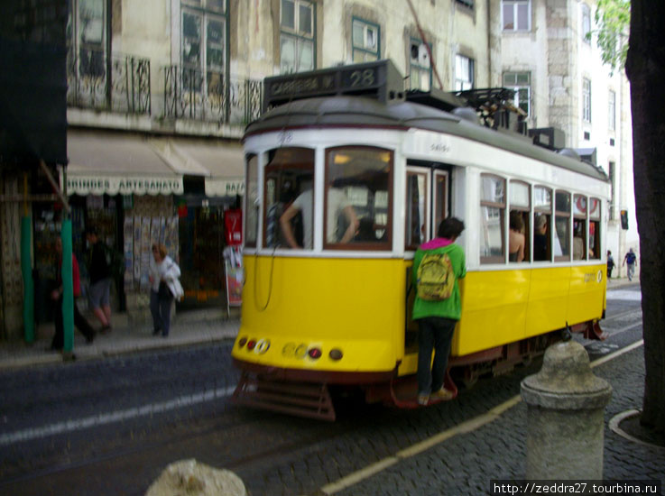 Один из способов передвижения и отнюдь не редкий. Скорее спорт, чем экономия Лиссабон, Португалия
