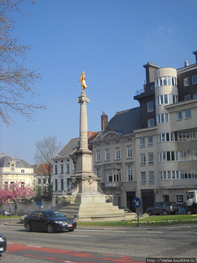 Памятник на фоне архитектуры Гент, Бельгия