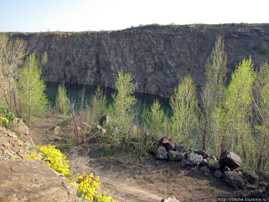 На стене карьера. Справа- озеро, слева — река Чаусово, Украина