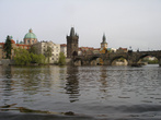 Карлов мост через реку Влтаву в Праге  соединяет районы Малая Страна и Старе Место .Сооружён в XV веке.(фотография  с катера).