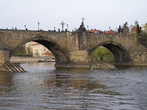 Карлов мост построен на 16 мощных арках.
