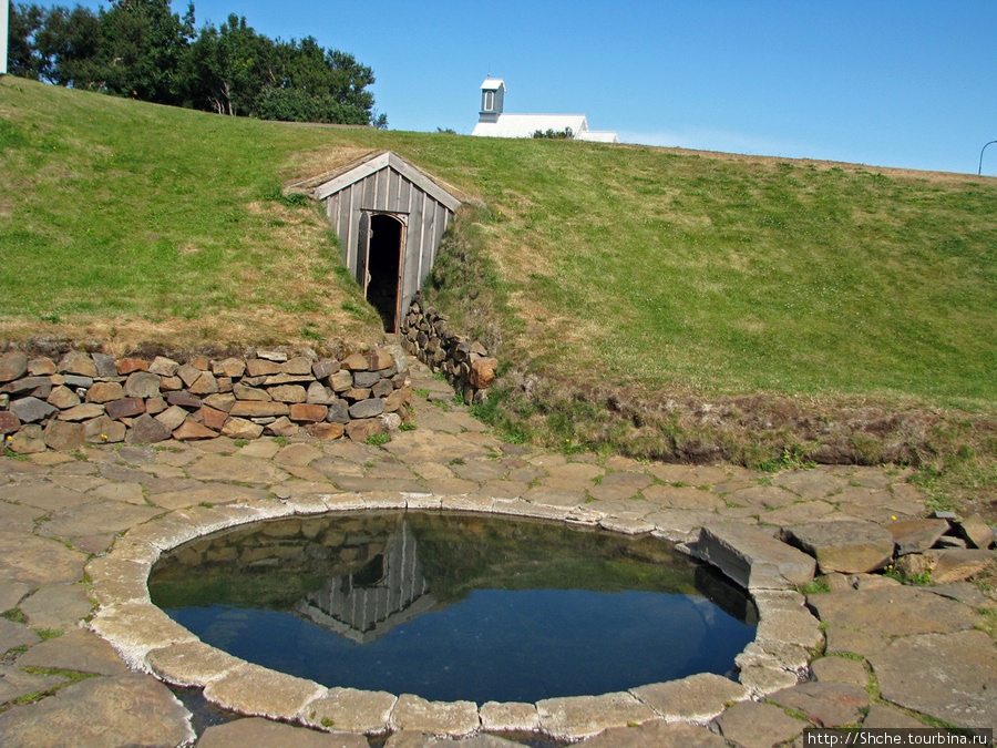 Бассейн Снорри — термальный каменный бассейн 13 века и вход в баню Рейкхольт, Исландия