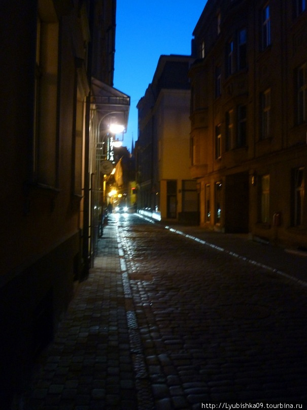 улочка Риги,поздним вечером Латвия