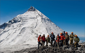 Группа на фоне вулкана Камень.