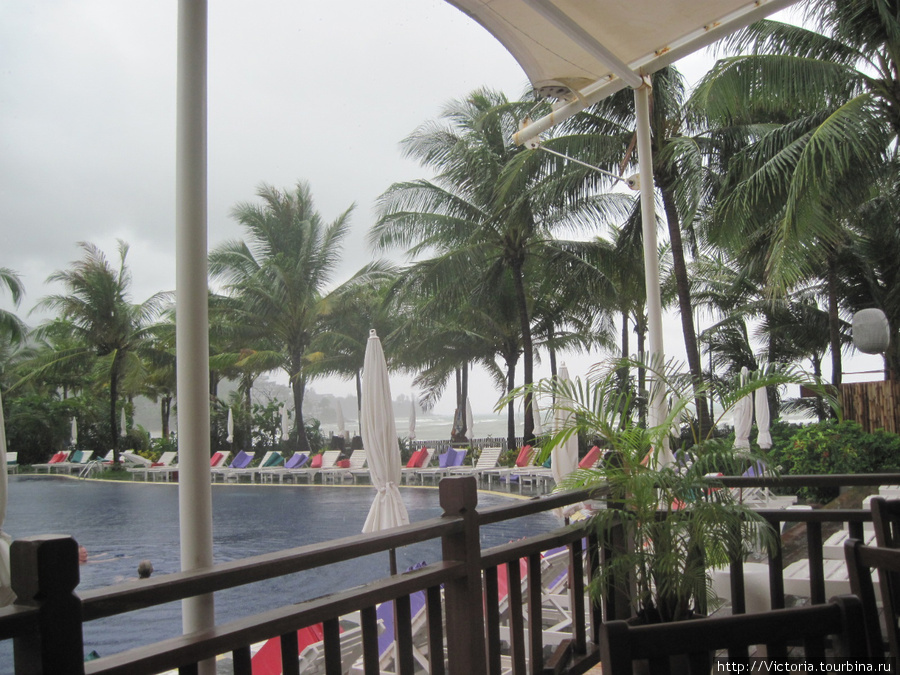 Дождь не останавливает гостей отеля — поплавать в бассейне под дождем это особое удовольствие. Вода теплая, дождь теплый —  такое впечатление, что над бассейном включили душ. Камала, Таиланд