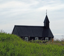 Черная церковь возле пляжа с черным песком, одна из выделяемых достопримечательностей Исландии