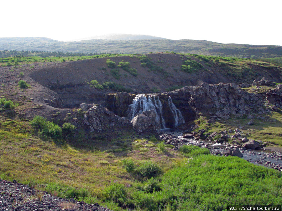 с дороги заприметили симпатичный водопадик Западная Исландия, Исландия