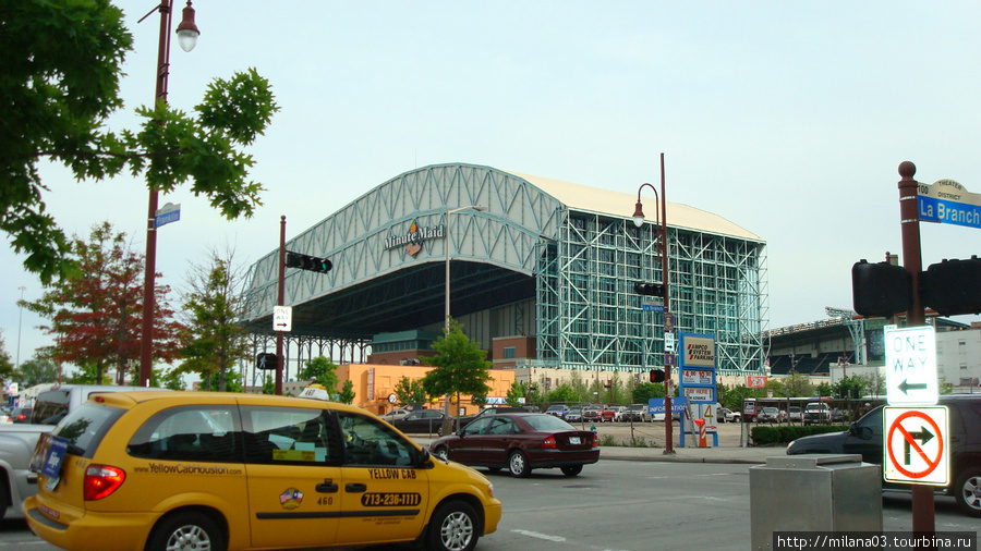 Стадион открыт в 2000 году. Это первый стадион в Хьюстоне с выдвижной крышей, которая зашишает игроков и публику от...жары. Хьюстон, CША