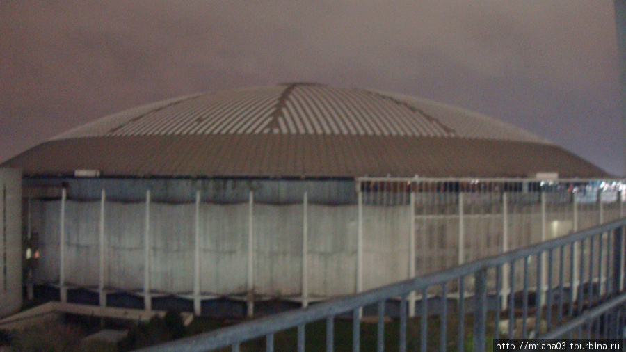 Примечательное сооружение — первый стадион с куполообразной крышей открыт в 1965г. А в 1966 там состоялась первая игра на синтетическом травяном покрытии. Хьюстон, CША