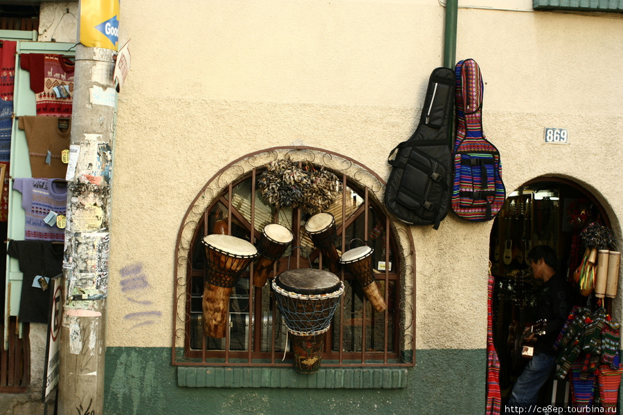Улица с широченным выбором сувениров Ла-Пас, Боливия