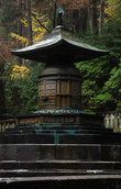 Собственно гробница: здесь покоятся останки первого сёгуна из рода Токугава, Токугавы Иэясу.