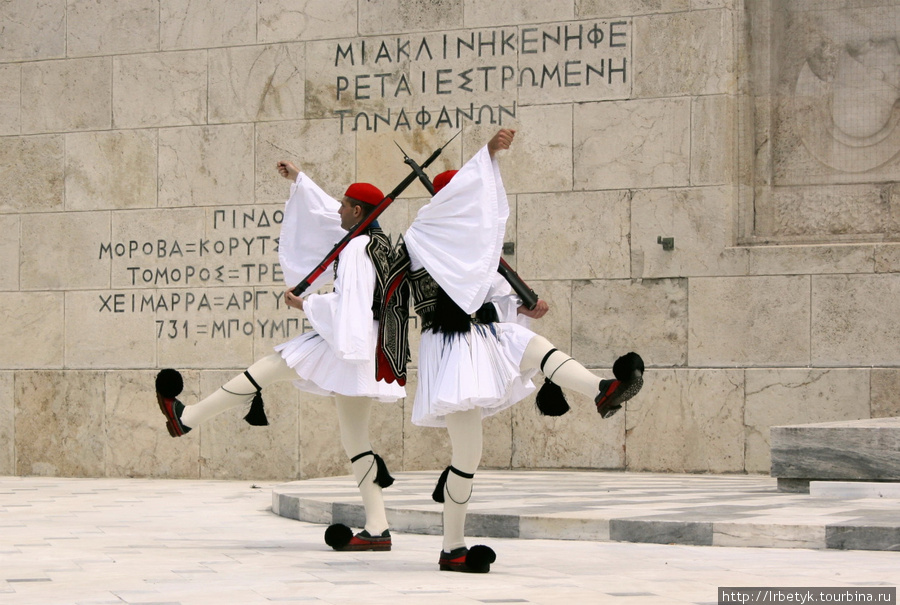 Смена почетного караула эвзонов у могилы неизвестного солдата. Площадь Синтагма Афины, Греция