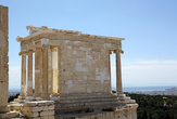 Сохранившийся храм Афины-Ники у входа на Акрополь