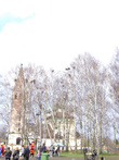 Весенний пейзаж возле церкви Воскресения Христова в селе Вятском напоминает сюжет картины художника-передвижника Алексея Савросова «Грачи прилетели» (1871 год)