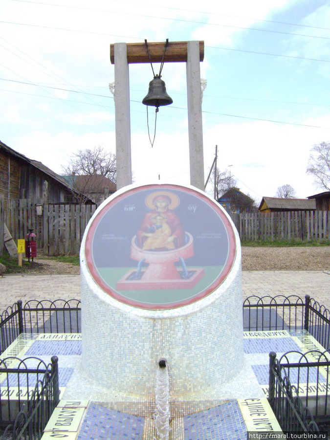 Над сим источником в селе Вятском была воздвигнута в сентябре 2010 года скульптурная композиция Божией Матери «Живоносный источник». Даже Зурабу Церетели она понравилась. Ярославская область, Россия