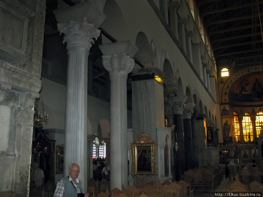 Нефы базилики разделяет колоннада из белых, зелёных и тёмно-красных мраморных колонн. Вероятно, они были заимствованы из более старых строений (они различаются по высоте и по внешнему виду капителей). Салоники, Греция