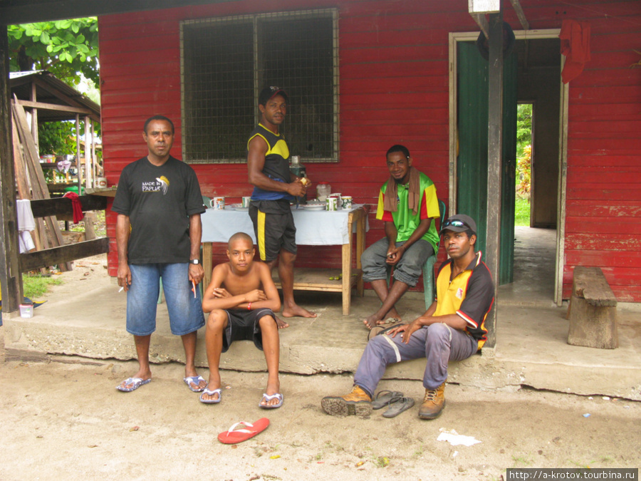 Учителя школы, которые приютили меня на первую ночь Вутунг, Папуа-Новая Гвинея