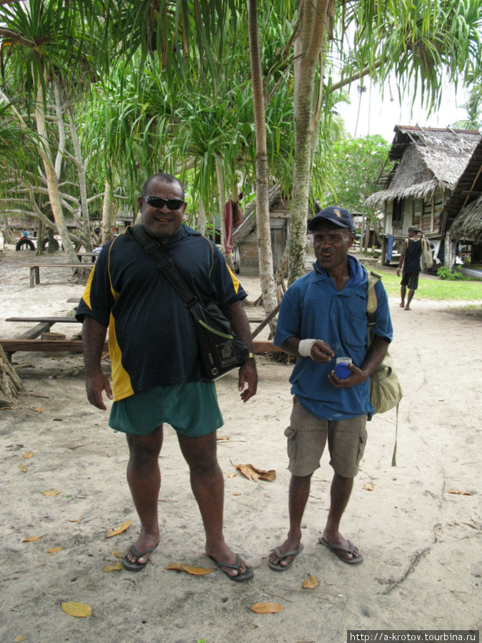 Жители Варомо: толстый Алекс Данти (золотодобытчик) и кто-то ещё Варомо, Папуа-Новая Гвинея