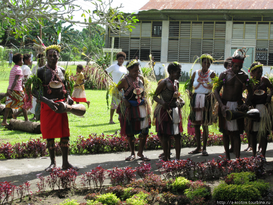 Ряжёные традиционные папуасы пришли на праздничное богослужение (воскресенье, Пасха, город Вевак) Папуа-Новая Гвинея