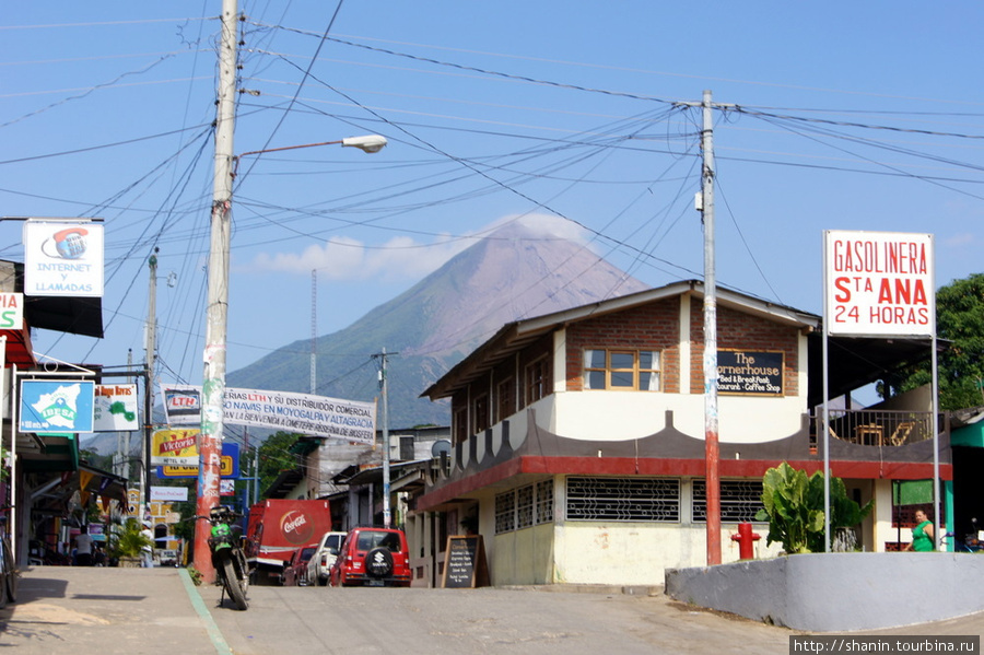 На главной улице Моягальпы Моягальпа, остров Ометепе, Никарагуа