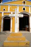 Крест у церкви в Моягальпе