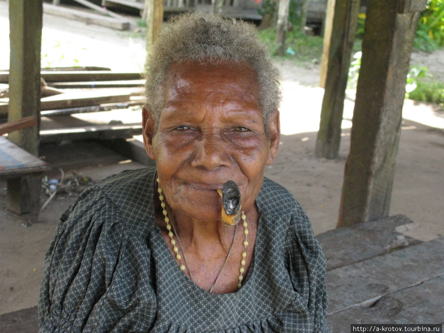 Бабушка с трубкой, село Варомо Папуа-Новая Гвинея
