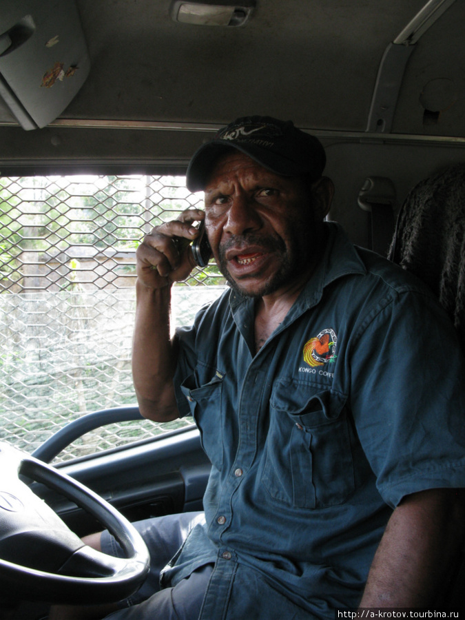 Машины часто имеют зарешеченные стекла (от грабителей). Папуа-Новая Гвинея