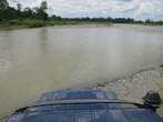 Некоторые реки, преодолевамые вброд — широкие и глубокие (фото из кузова пикапа, река между Айтапе и Ванимо, глубина 1 метр в сухую погоду, в дождливую погоду — непроходима на машине)