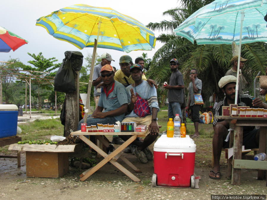 Скромный рынок в Ванимо — индонезийские газировки и сигареты, местный бетель-нат Ванимо, Папуа-Новая Гвинея