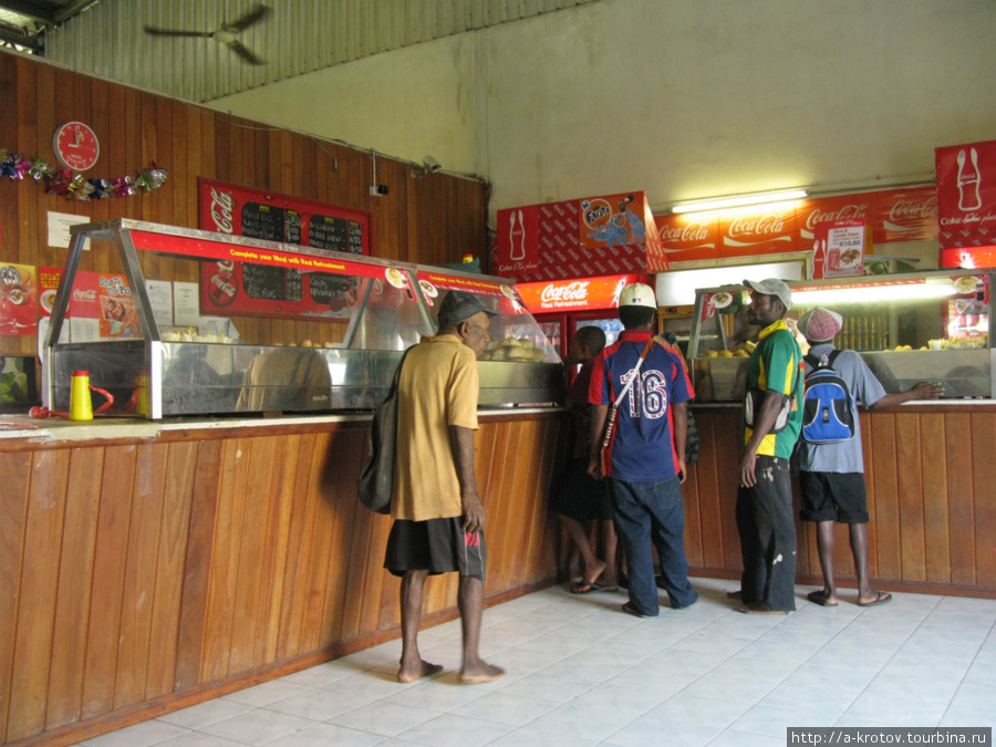 Единственная найденная в Ванимо народная едальня. Столиков нет, рукомойников тоже, цены — повышенные Ванимо, Папуа-Новая Гвинея