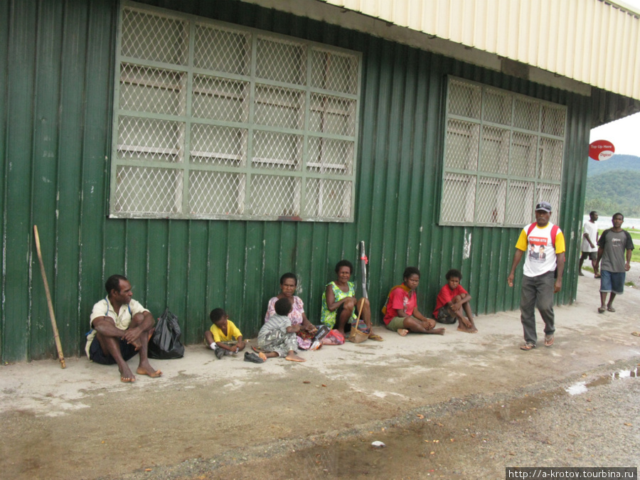 Просто люди ждут чего-то, как всюду в городах Папуасии Ванимо, Папуа-Новая Гвинея