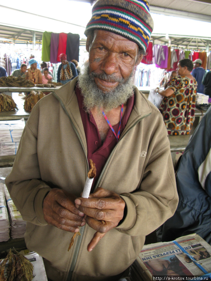 Самокрутки изготовляются на месте Маунт-Хаген, Папуа-Новая Гвинея