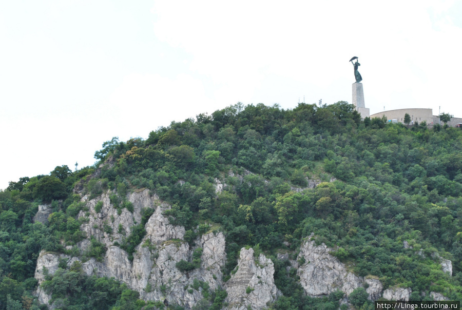 Монумент Свободы на горе Геллерт виден практически отовсюду. За ним располагается цитадель.