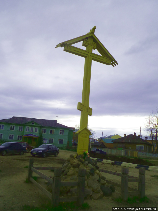 Здесь тоже стояла церковь. теперь только памятный крест Тотьма, Россия