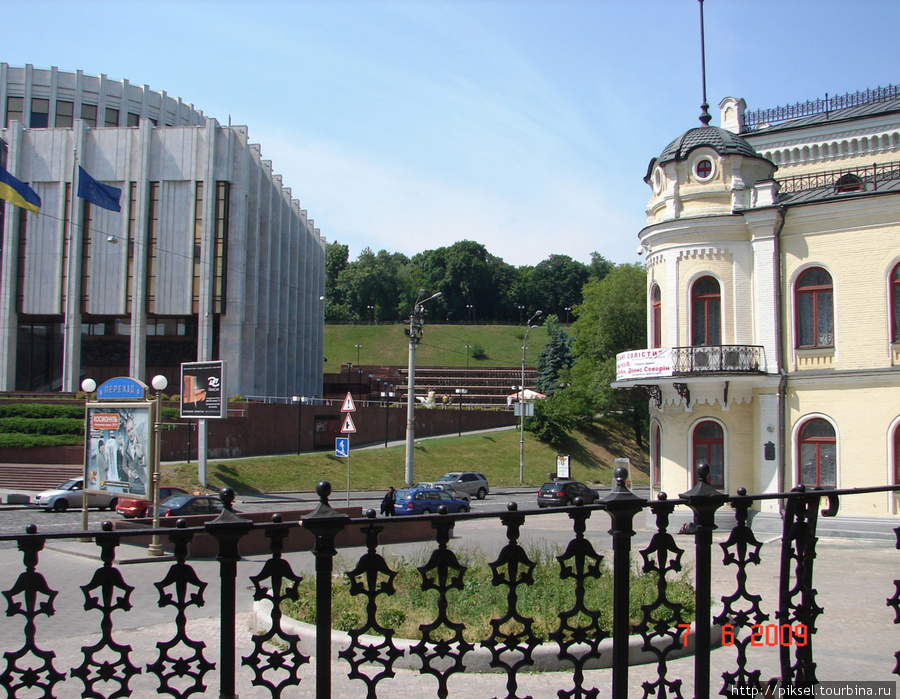 Европейская площадь. Слева — Украинский дом (бывший музей В.И. Ленина), справа — Филармония, в центре на втором плане — Владимирская горка Киев, Украина