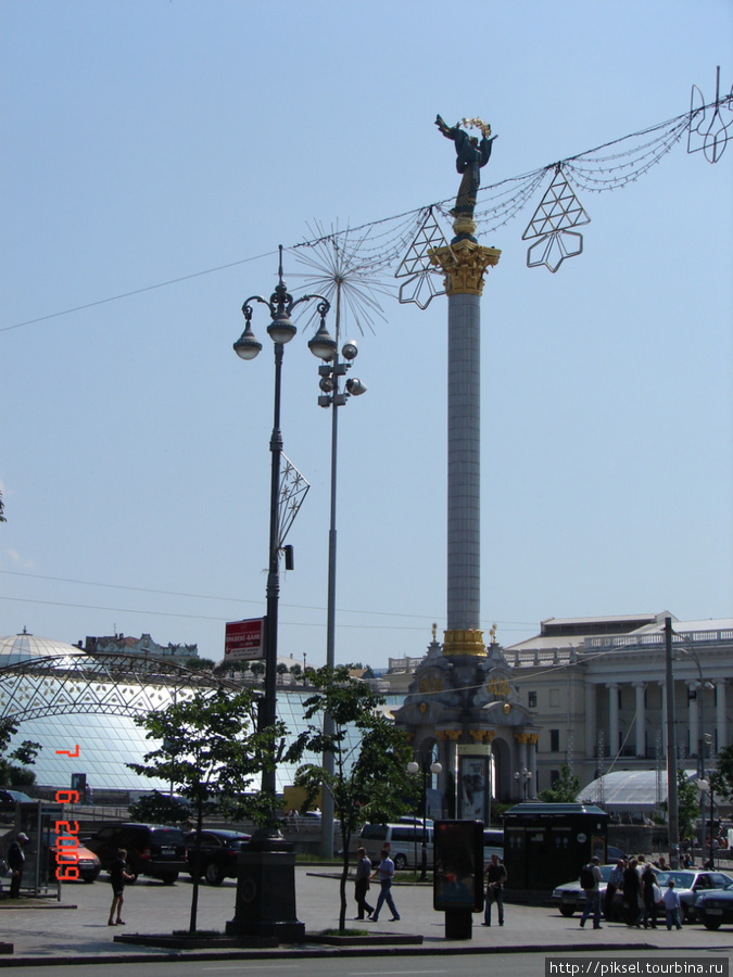 площадь Независимости. На втором плане  справа — здание Консерватории, слева — ТРЦ Глобус Киев, Украина