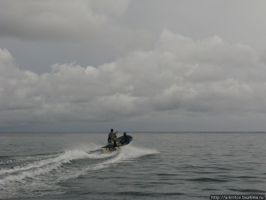 Плавание с папуасами на моторной лодке Богия, Папуа-Новая Гвинея